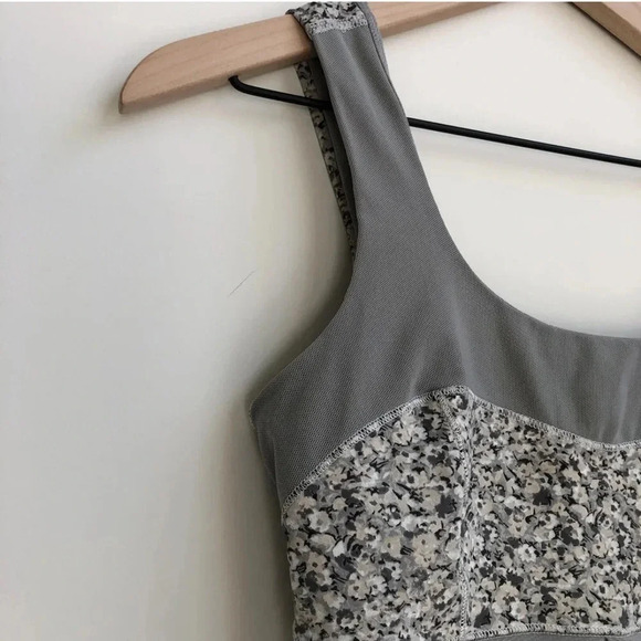 Lululemon Elevate Tank top Ambient Grey /Petite fleur silver
spoon sleeveless - Picture 5 of 12